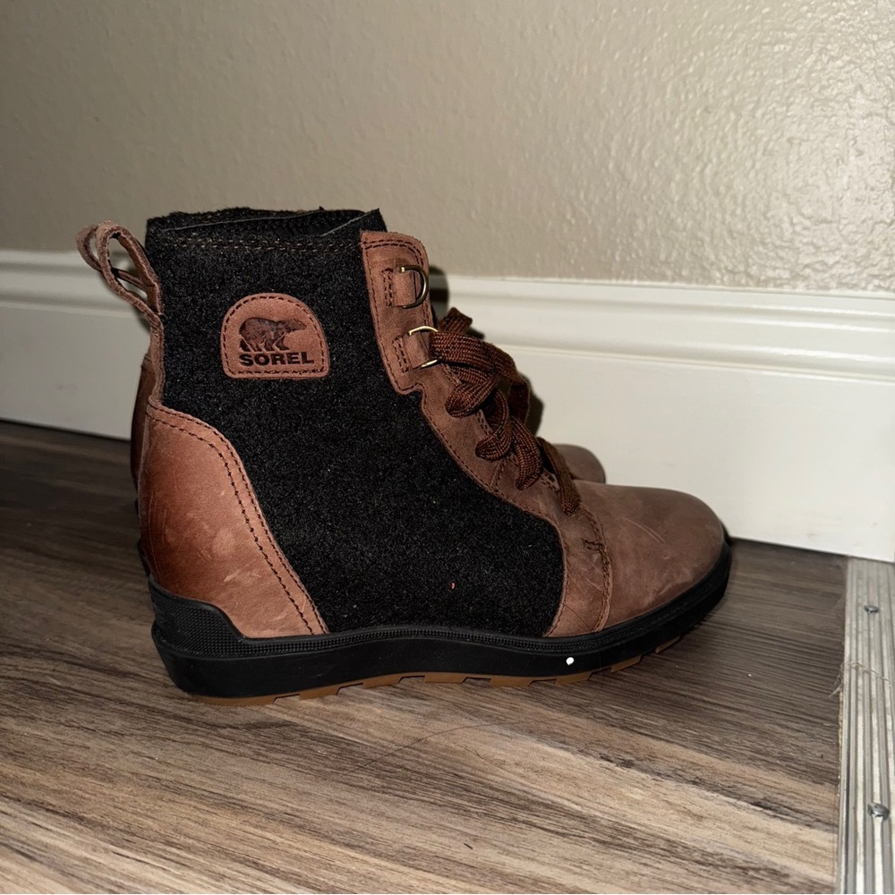 Sorel Women's lace up wedge Boots